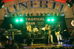 stimmung_rund_ums_zelt_und_mit_der_band_tropical_rain_10_20100919_1949864999