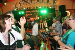 stimmung_rund_ums_zelt_und_mit_der_band_tropical_rain_13_20100919_2048095007