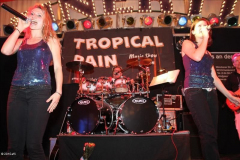 stimmung_rund_ums_zelt_und_mit_der_band_tropical_rain_1_20100919_1114782347