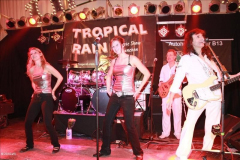 stimmung_rund_ums_zelt_und_mit_der_band_tropical_rain_1_20100919_1141029664