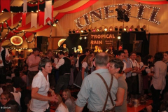 stimmung_rund_ums_zelt_und_mit_der_band_tropical_rain_28_20100919_1154554486