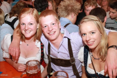stimmung_rund_ums_zelt_und_mit_der_band_tropical_rain_29_20100919_1564000605