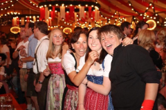stimmung_rund_ums_zelt_und_mit_der_band_tropical_rain_31_20100919_1653422976