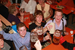 stimmung_rund_ums_zelt_und_mit_der_band_tropical_rain_5_20100919_2028652000
