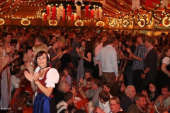 stimmung_rund_ums_zelt_und_mit_der_band_tropical_rain_7_20100919_1169921619