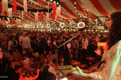 stimmung_rund_ums_zelt_und_mit_der_band_tropical_rain_8_20100919_1384569451