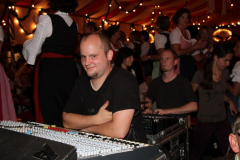 asuper_wiesn_stimmung_mit_der_rockigen_partyband_muenchner_gschichten_12_20120911_1357200334