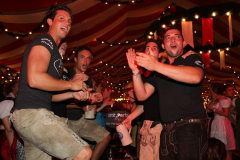 asuper_wiesn_stimmung_mit_der_rockigen_partyband_muenchner_gschichten_13_20120911_1686366760