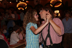 asuper_wiesn_stimmung_mit_der_rockigen_partyband_muenchner_gschichten_20_20120911_1631685784