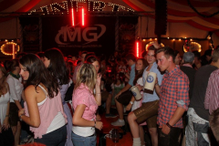 asuper_wiesn_stimmung_mit_der_rockigen_partyband_muenchner_gschichten_3_20120912_1678042739