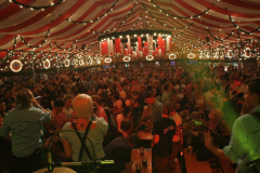 asuper_wiesn_stimmung_mit_der_rockigen_partyband_muenchner_gschichten_4_20120911_2084427335