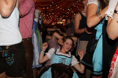 asuper_wiesn_stimmung_mit_der_rockigen_partyband_muenchner_gschichten_7_20120911_1424690479