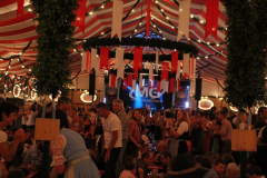 asuper_wiesn_stimmung_mit_der_rockigen_partyband_muenchner_gschichten_7_20120911_1697141538