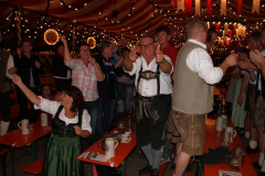 volksfeststimmung_mit_den_isartaler_hexen_20130919_1015980593