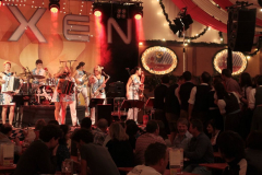 volksfeststimmung_mit_den_isartaler_hexen_20130919_1196637871