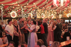 volksfeststimmung_mit_den_isartaler_hexen_20130919_1296343609