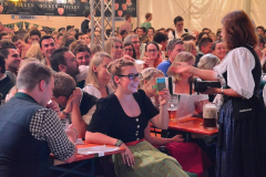 dirndl_und_burschen_versteigerung_in_der_b12-arena_106_20140919_1117378796