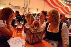 dirndl_und_burschen_versteigerung_in_der_b12-arena_108_20140919_1297000474