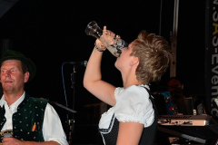 dirndl_und_burschen_versteigerung_in_der_b12-arena_110_20140919_1083077259