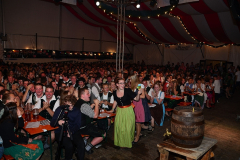 dirndl_und_burschen_versteigerung_in_der_b12-arena_111_20140919_1214536456