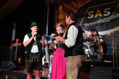 dirndl_und_burschen_versteigerung_in_der_b12-arena_117_20140919_1477647499