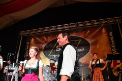 dirndl_und_burschen_versteigerung_in_der_b12-arena_118_20140919_1467691695
