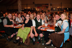 dirndl_und_burschen_versteigerung_in_der_b12-arena_123_20140919_1929122352