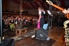 dirndl_und_burschen_versteigerung_in_der_b12-arena_125_20140919_1020146154