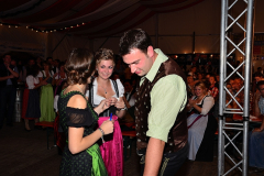 dirndl_und_burschen_versteigerung_in_der_b12-arena_127_20140919_1613408522