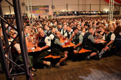dirndl_und_burschen_versteigerung_in_der_b12-arena_137_20140919_1654897973