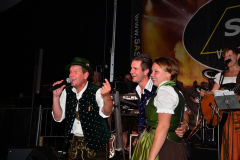 dirndl_und_burschen_versteigerung_in_der_b12-arena_143_20140919_1583645389