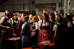 dirndl_und_burschen_versteigerung_in_der_b12-arena_146_20140919_2035870626