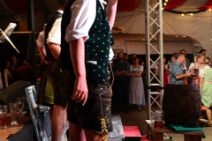 dirndl_und_burschen_versteigerung_in_der_b12-arena_147_20140919_1993250390