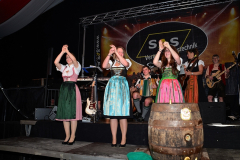 dirndl_und_burschen_versteigerung_in_der_b12-arena_157_20140919_1224108475