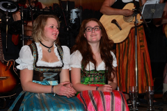 dirndl_und_burschen_versteigerung_in_der_b12-arena_170_20140919_1535997249