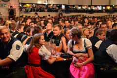 dirndl_und_burschen_versteigerung_in_der_b12-arena_173_20140919_1844721824