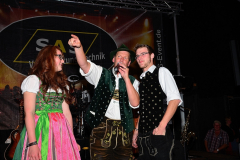 dirndl_und_burschen_versteigerung_in_der_b12-arena_177_20140919_1035639433