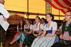 dirndl_und_burschen_versteigerung_in_der_b12-arena_20140919_1289463657