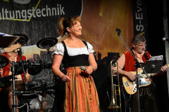 dirndl_und_burschen_versteigerung_in_der_b12-arena_20140919_1466832906