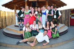 dirndl_und_burschen_versteigerung_in_der_b12-arena_20140919_1486552701