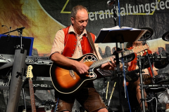 dirndl_und_burschen_versteigerung_in_der_b12-arena_20140919_1618429277