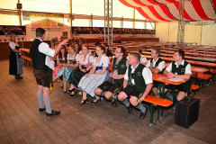 dirndl_und_burschen_versteigerung_in_der_b12-arena_20140919_1627039603