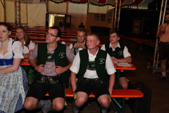 dirndl_und_burschen_versteigerung_in_der_b12-arena_20140919_1662024092