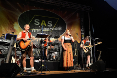 dirndl_und_burschen_versteigerung_in_der_b12-arena_20140919_1725358847