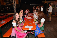 dirndl_und_burschen_versteigerung_in_der_b12-arena_20140919_1938758195