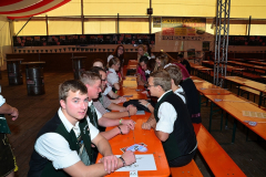 dirndl_und_burschen_versteigerung_in_der_b12-arena_20140919_2016590403