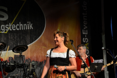 dirndl_und_burschen_versteigerung_in_der_b12-arena_20140919_2093300814