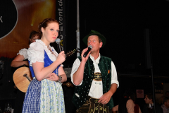 dirndl_und_burschen_versteigerung_in_der_b12-arena_201_20140919_1998369719