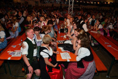 dirndl_und_burschen_versteigerung_in_der_b12-arena_202_20140919_1432562794