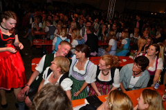 dirndl_und_burschen_versteigerung_in_der_b12-arena_203_20140919_1017021011